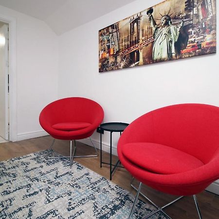Lovely Studio Flat With Free Parking - Near To City Center Swansea Bagian luar foto