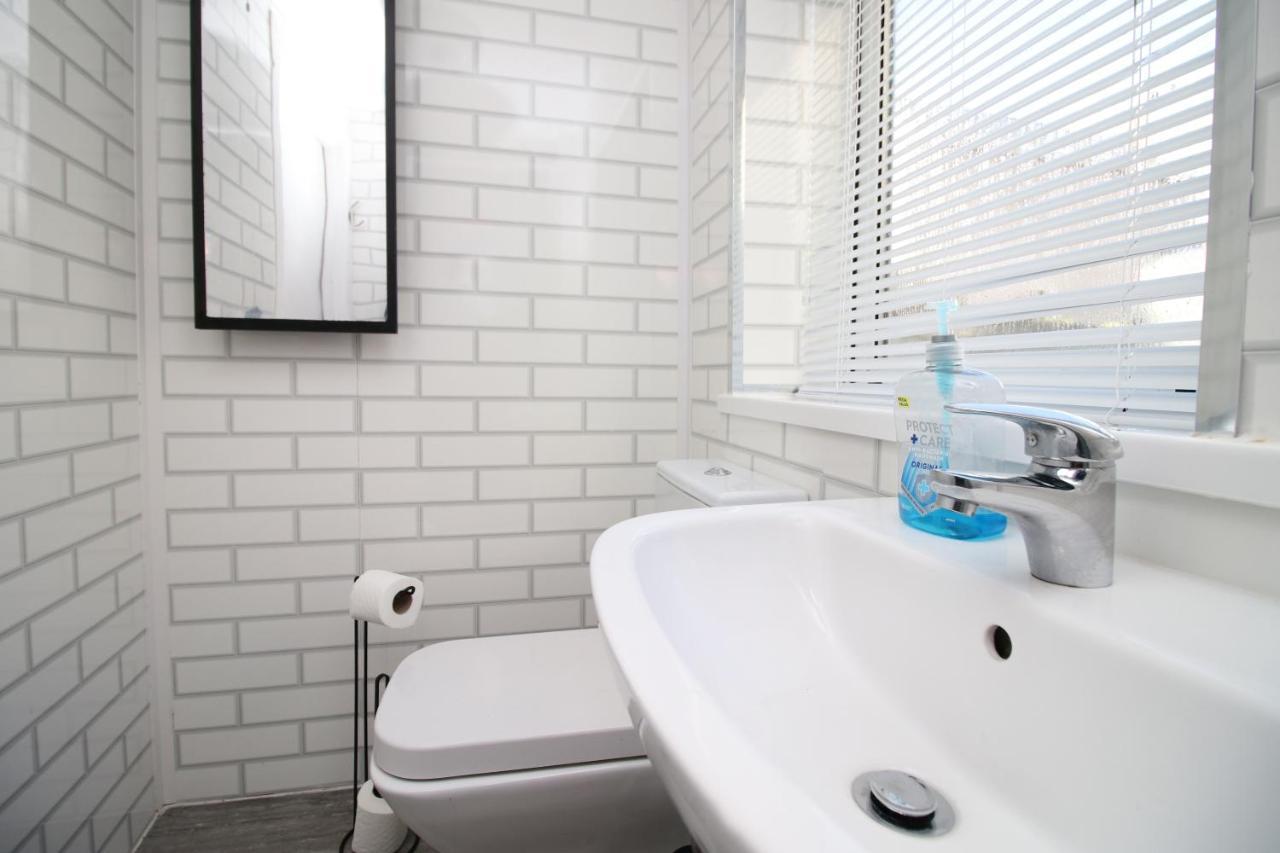 Lovely Studio Flat With Free Parking - Near To City Center Swansea Bagian luar foto